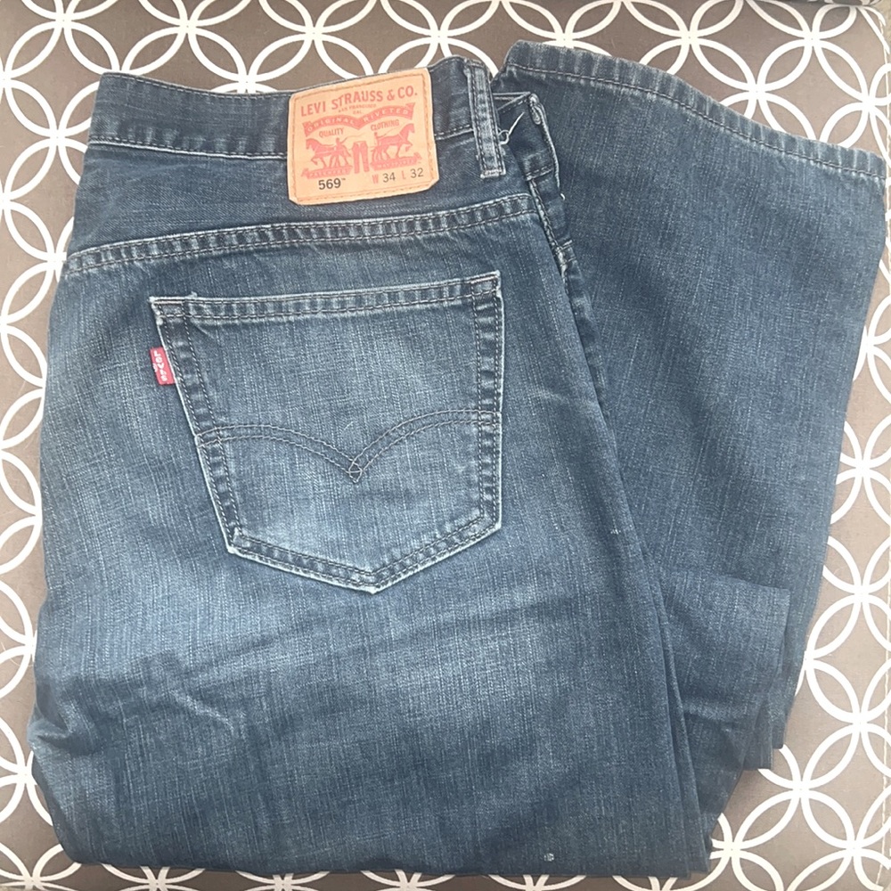 569 Levi’s gently worn
